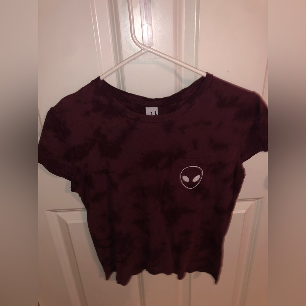 maroon alien short sleeve tee